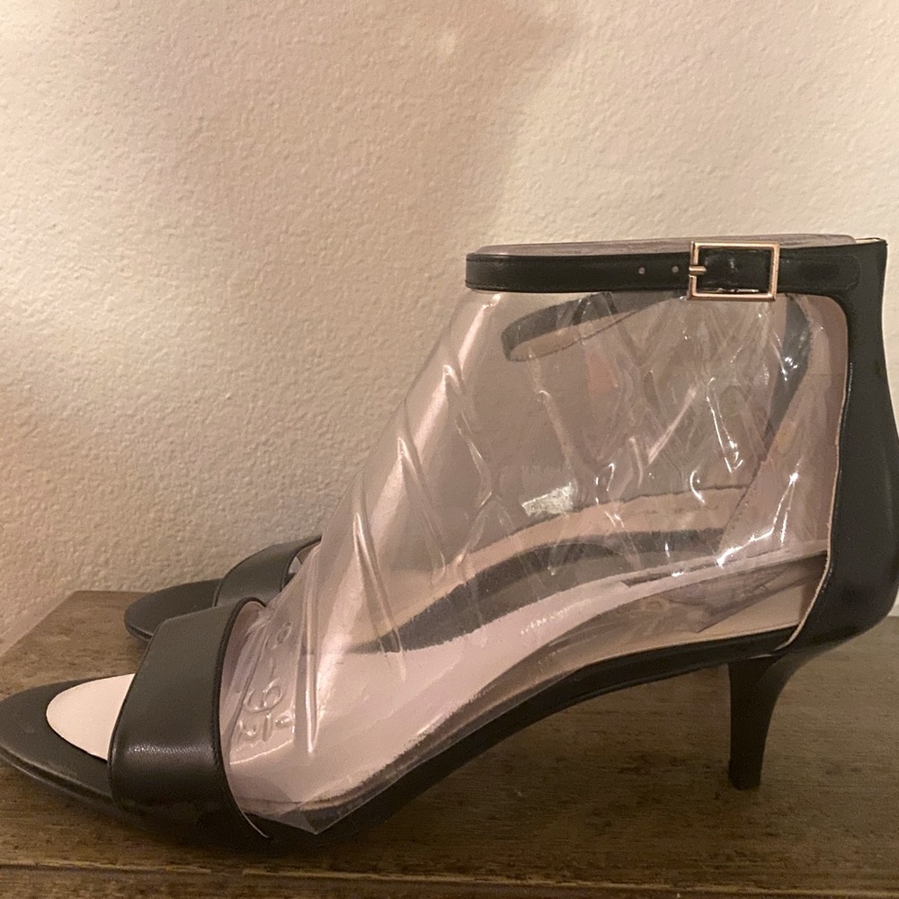 Nine West black strap sandal